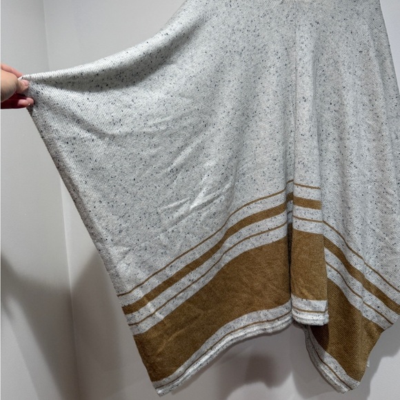 Soft Surroundings Leonnie Shawl Wrap One Size White Wool Blend Topper Poncho - Picture 6 of 6